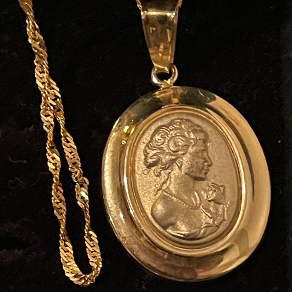 Vintage -  Classic 14K Gold Cameo Necklace